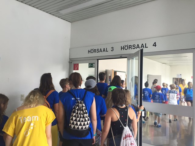 Die jungen "Studierenden" auf dem Weg in den Hörsaal.