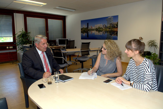 Bezirksvorsteher Ernst Nevrivy mit Redakteurin Conny Sellner (Mitte) und der Chefin vom Dienst, Andrea Hörtenhuber.