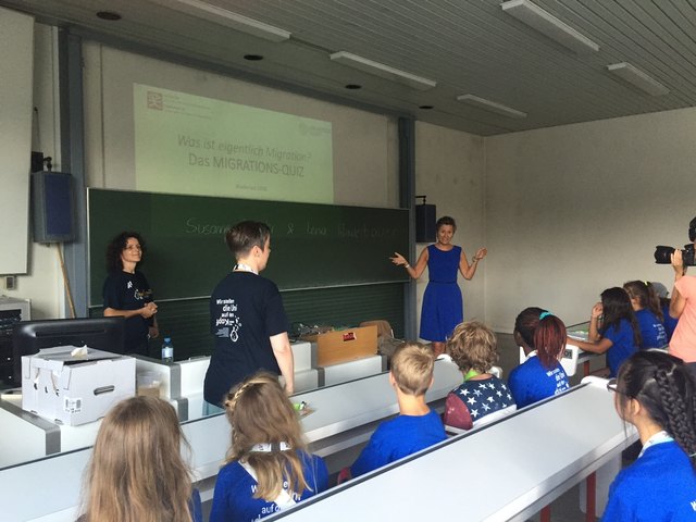 Weil es die fünftausendste Lehrveranstaltung der Kinder Uni Wien war, gab es hohen Besuch: Vize-Rektorin Christa Schnabl begrüßte Lehrende und "Studierende".