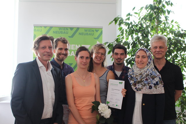 Bezirksvorsteher Blimlinger (Grüne, l.) freut, dass Schulklassen, Privatpersonen und Unternehmen vertreten sind.