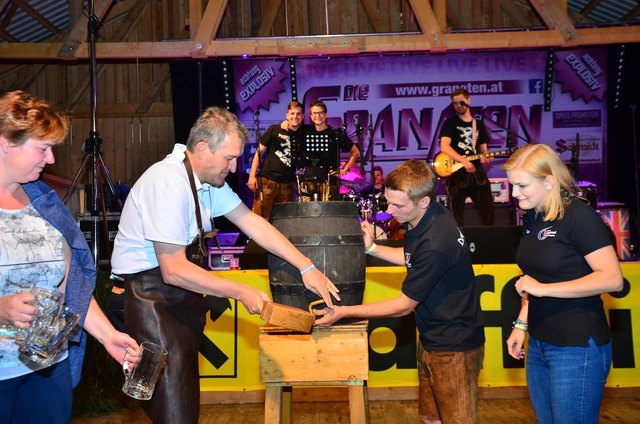 Den Bieranstich beim 42. Waldfest nahm Bürgermeister Karl Rudischer mit Landjugend-Obmann Jürgen Lukas vor.