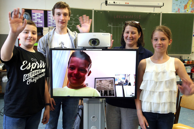 Die SchülerInnen der NMS Neubaugasse 42 gehen mit dem Projekt Niki neue Wege, Niki ist ein Klassenmitglied das leider im Moment aus gesundheitlichen Günden nicht am Unterricht teilnehmen kann. Deshalb nimmt Niki virtuell am Geschehen in der Klasse und im Unterricht teil.