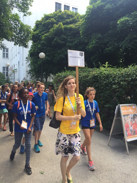 Engagierte Studierende betreuen die Gruppen bei der Kinder Uni und geleiten sie zum richtigen Hörsaal.