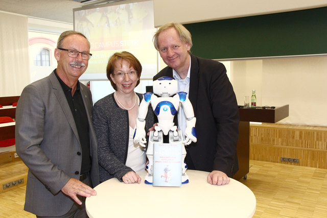 Bürgermeister Gerald Hackl, Dekanin Margarethe Überwimmer und Ulrich Eberl (v. l.) mit Nao Robotor „Blue Star“ beim Sommercocktail des FH OÖ Campus Steyr. | Foto: Aline Kesehage