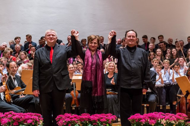 Ein fulminantes Chorkonzert boten (vlnr.:) die Jugendkantorei am Salzburger Dom (Leitung: Gerrit Stadlbauer), der Jugendchor der Kathedrale Reims (Leitung Sandrine Lebec) und der Knabenchor "Les Pastoureux" (Leitung: Philippe Favette) in Salzburg am 9. Juli in Salzburg. (c) Chorverband Salzburg/A. Moser