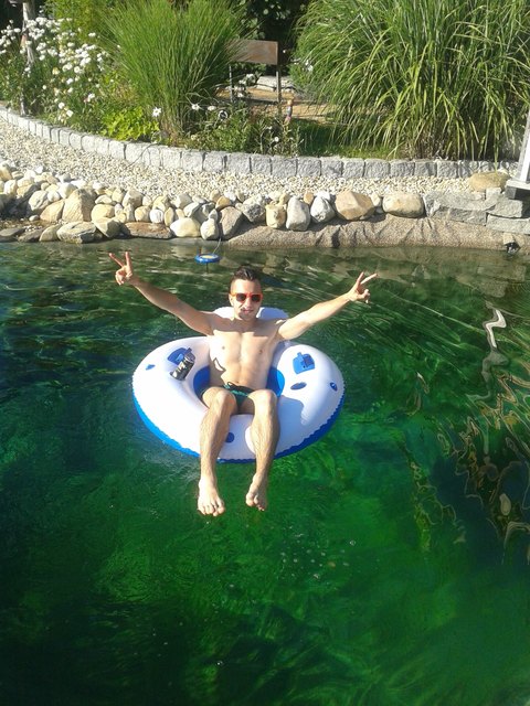 Sommerliche Abkühlung im Garten am Schwimmteich