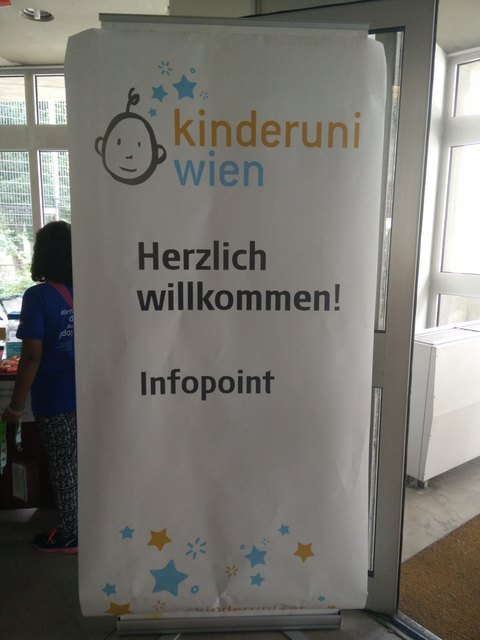 Auch bei der Kinder Uni gibts einen "Infopoint" - hier werden die Studienausweise ausgegeben.