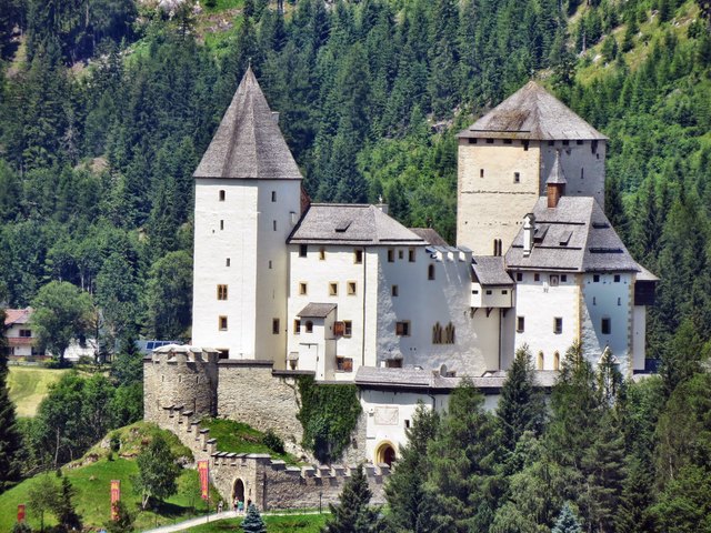 Die Burg Mauterndorf ist nicht zu übersehen. Auf einer Anhöhe thronend erwartet sie Besucher und auch Werktätige.... wer weiß ob nicht auch manche Geister hin und her huschen....