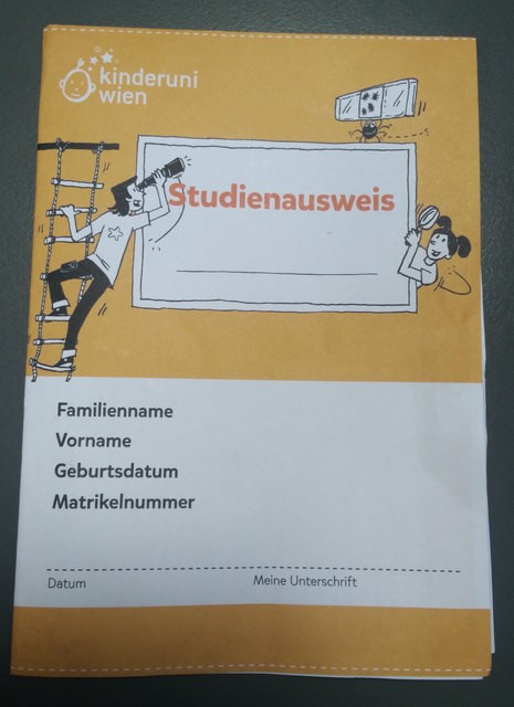 Wer eine Lehrveranstaltung besucht hat, bekommt einen Stempel in seinen "Studienausweis". (Ein Stempel genügt um zur Sponsion eingeladen zu werden)