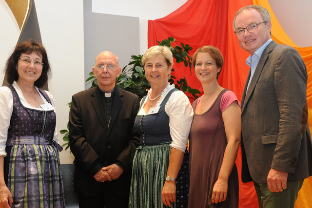 kfbö Vorsitzende Veronika Pernsteiner, Bischof Klaus Küng, kfb-Vorsitzende Anna Rosenberger, Impulsgeberin Barbara Pachl-Eberhart und Landesrat Stephan Pernkopf. | Foto: Zarl