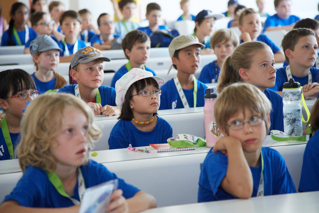 Die Kinder lauschen gespannt. | Foto: Kinderbüro der Universität Wien/APA-Fotoservice/Preiss