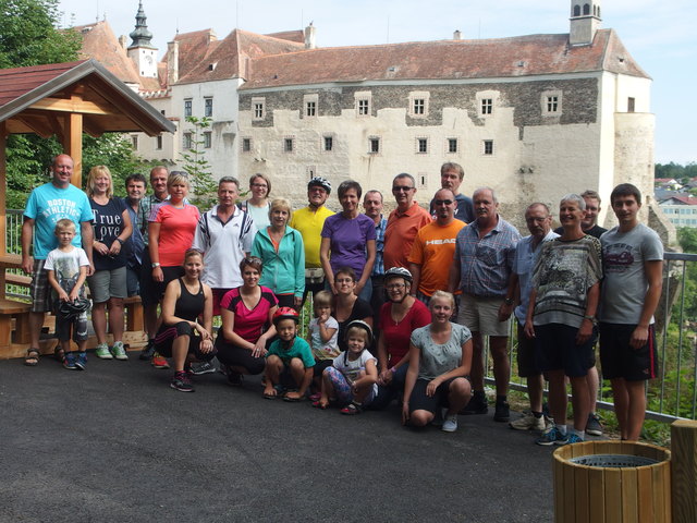 Stehend: Erich Göd mit Jakob Göd, Andrea Schmid, Johann Hummel, Hermann Schuhmacher, Simone Erhart, Gerhart Schuhmacher, Julia Muthsam, Renata Swobodova, Helmut Neubauer, Renate Mayer, Mario Braunsteiner, Bgm. Mag. Rudolf Mayer, Markus Danzinger, Albert Reiß, Herbert Lintner, Wolfgang Winkelhofer, Brigitte Neunteufel, Patrick Strobl, Patrick Dejcmar
Hockend: Ines Slawik, Nicole Reischl, Doris Haber mit Christian, Eva und Julia Haber, Renate Reiß, Tina Winkelhofer | Foto: Stadtgemeinde Raabs