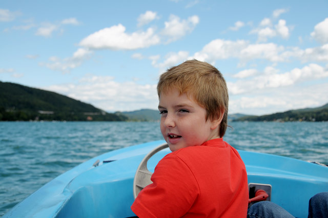 Mein Sohn Marcel fährt mit dem Motorboot über dem Wörthersee