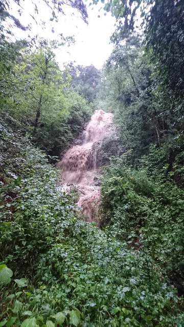 Der Möserer Bach in Pettnau bedroht die darunterliegenden Häuser. | Foto: zeitungsfoto.at