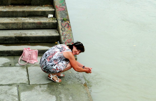 Händewaschen im Donaukanal