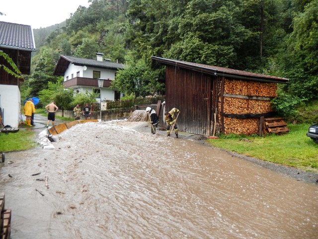 Die Feuerwehr Pettnau versucht  die Wassermassen umzuleiten | Foto: zeitungsfoto.at