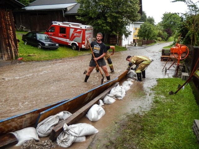 Der Möserer Bach in Pettnau bedroht die darunterliegenden Häuser. Die Feuerwehr Pettnau versucht die Wassermassen umzuleiten. | Foto: zeitungsfoto.at