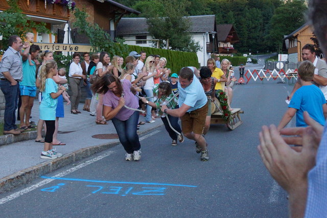 Holzschlittenziehen: 4 Personen ziehen den Schlitten mit den 2 Personen über eine bestimmte Strecke. | Foto: Gaißauer Bergbahn GmbH