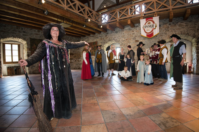 Die Burghexe weIß: „Der Burgverein unterstützt heuer die Aktion ,Kinderwünsche Pinzgau‘.“ | Foto: Burgverein Kaprun