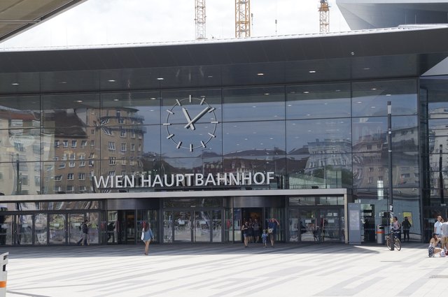 Der Wiener Hauptbahnhof: In der Nacht vom 13. auf den 14. Juli 2016 "regnete" es in der Bahnhof-City. Das Problem wird behoben.