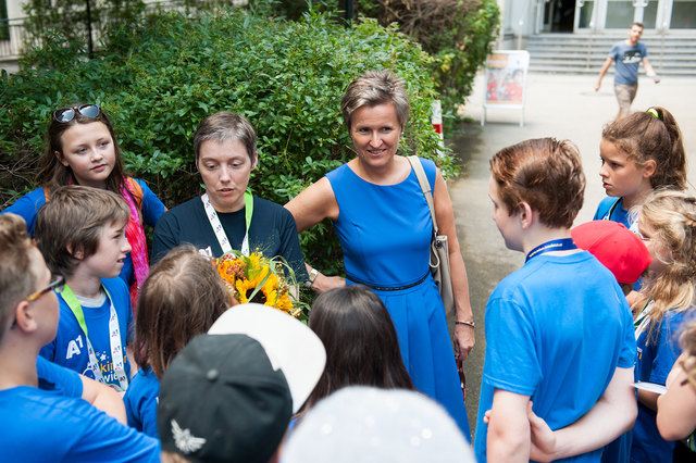 Uni Wien Vize-Rektorin Christa Schnabl begleitet die "Studenten" in den Hörsaal. | Foto: kinderbüro universität wien_barbara mair.