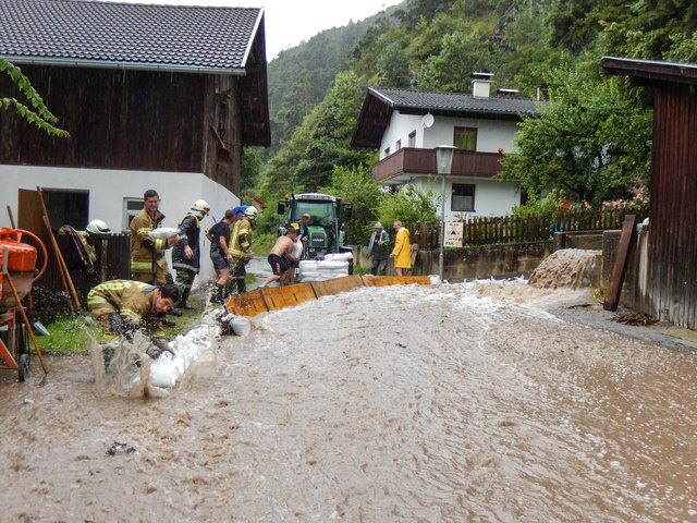 Die Feuerwehr Pettnau versucht die Wassermassen umzuleiten | Foto: zeitungsfoto.at