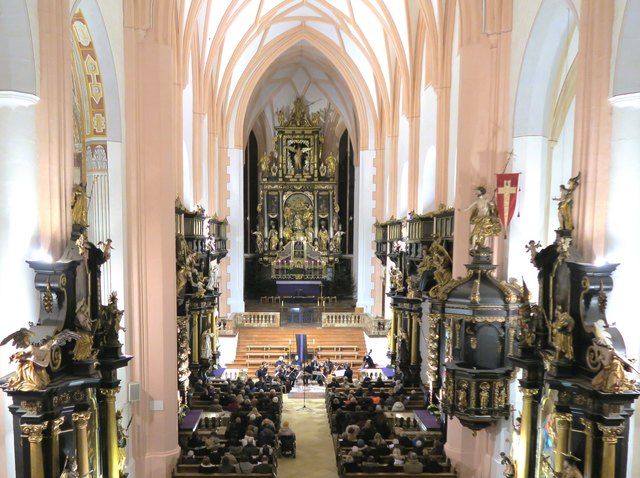 Blick durch das Kirchenschiff der Basilika Mondsee