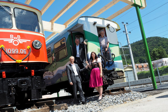 NÖVOG Geschäftsführer Gerhard Stindl, Verkehrslandesrat Karl Wilfing, Monika Gansch und Bürgermeister Anton Gonaus bei der Übergabe der Fahrzeuge an die Gemeinde Kirchberg an der Pielach. (© NÖVOG/Chaloupek)