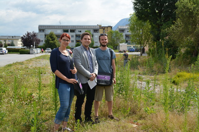 Patricia Plank (li.) und Tobias Muster (re.) mit GR Christian Kovacevic auf der Stadtbrache, die bald ein Strand sein soll.