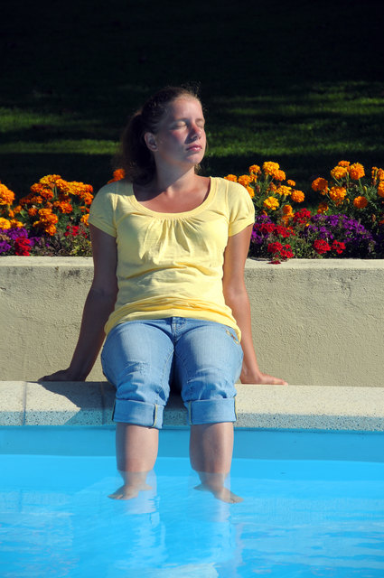 Sabrina genießt die warmen Sonnenstrahlen am Pool