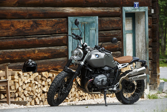 BMW R nineT Scrambler mit 17-Liter-Stahlblech-Tank, Teleskopgabel mit Gummifaltenbälgen und Einmann-Sitzbank aus dem Sonderzubehör. | Foto: BMW Motorrad