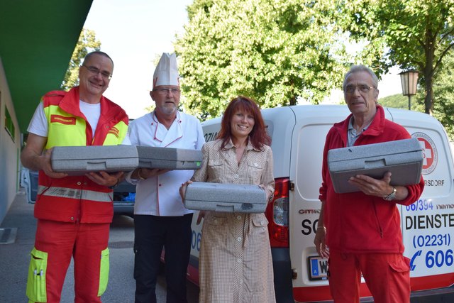 Christian Hiel (ASB Purkersdorf), SeneCura-Küchenchef Christian Zwarnig, SeneCura-Direktorin Martina Schmit, Essen auf Rädern-Fahrer Karl Comai