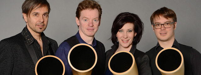 Das "hornroh modern alphorn quartet" wird das Publikum auf der Lunzer Seebühne bei den "wellenklaengen" begeistern.