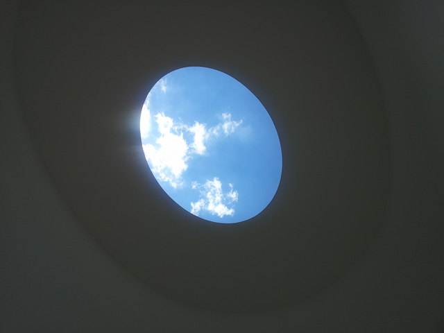 Unsere Erde? nein, Sommerhimmel durch einen Turm aufgenommen.