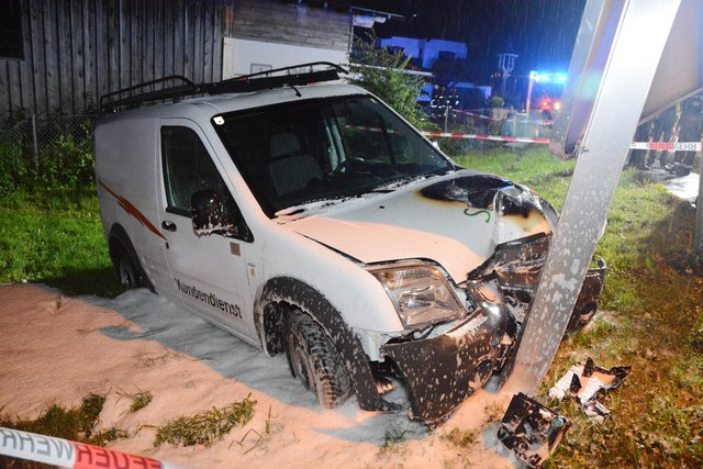 Unfallzeugen konnten den Brand im Motorraum rasch löschen, der Lenker flüchtete. | Foto: ZOOM.TIROL