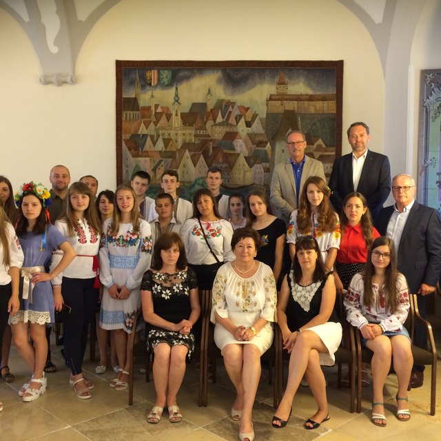 Die Schülergruppe mit Lehrern beim Empfang im Festsaal, mit Bürgermeister Gerald Hackl, Rotary Steyr-Präsident Gerhard Klinger und Rotary-Projektleiter Günther Dobrauz | Foto: TVB Steyr