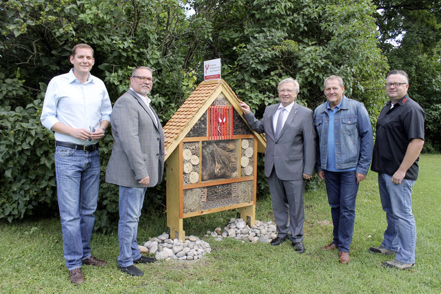 DI Christian Humhal (Abteilung Bauwesen), Stadtrat KR Christian Gruber, Bürgermeister KommR Herbert Osterbauer, sowie Erich Reiterer, Geschäftsführer von Phönix Ostarrichi und sein Stellvertreter Jürgen Scheibenreif beim neuen Nützlingshotel (v.l.).