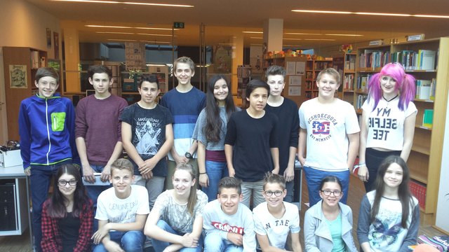 18 Schüler haben gemeinsam ein Buch geschrieben.