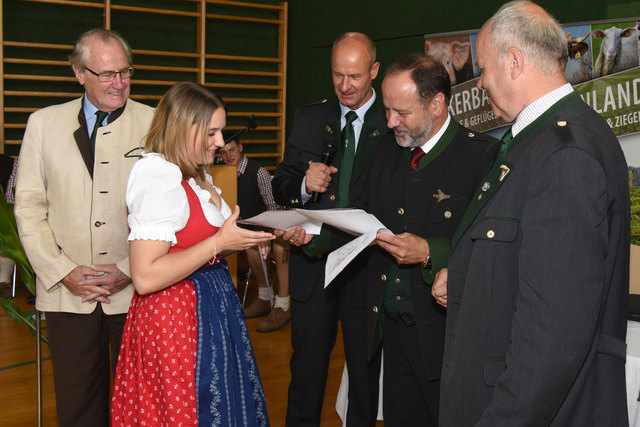 Elisabeth Haghofer aus Sierning nimmt das Jagdprüfungszeugnis entgegen. v.l.n.r.: NR a.D. Konsulent Hermann Kraft, Elisabeth Haghofer, Bez.Jägermeister Herbert Sieghartsleitner, Bez.Jägermeister Rudolf Kern, Landesjägermeister ÖR Sepp Brandmair | Foto: Franz Braunsberger