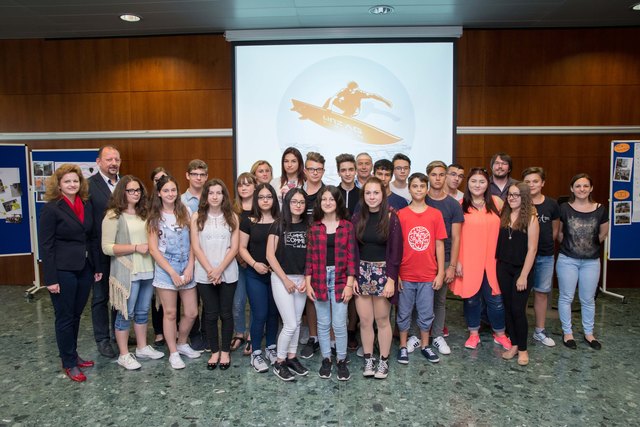 Die CitySurfer 2016 mit ihren Betreuern und Vertretern der Linz Linien. | Foto: Linz AG