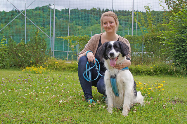 Tierheim-Praktikantin Julia Anani mit Mimi, die verschmust und anhänglich ist.