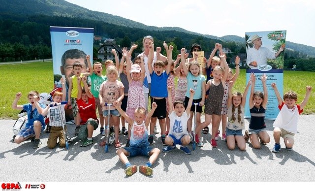 Die Volksschüler aus Oberwart freuen sich über den Preis und einen Tag mit Sarah Schober. | Foto: GEPA