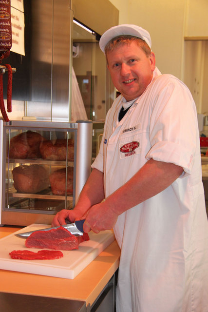 Erwin Keusch beim Schnitzelschneiden im Betrieb in St. Georgen/Y. | Foto: WKNÖ Fleischer
