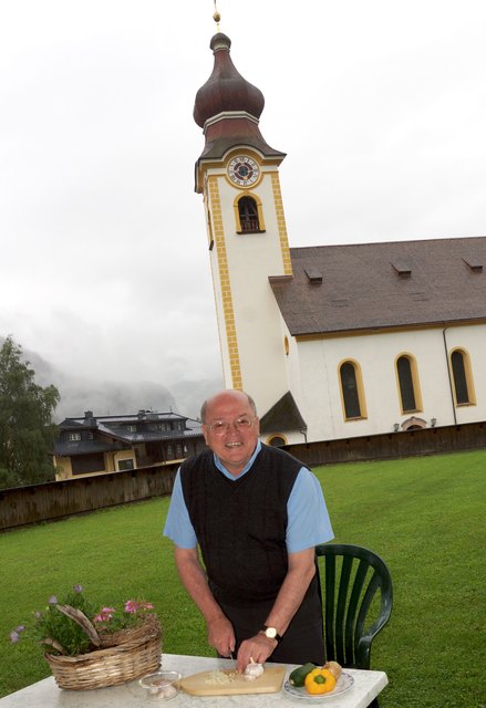 Pfarrer Ernst Mühlbacher (70, kocht leidenschaftlich gern. Die Rezepte holt er sich aus dem Internet.