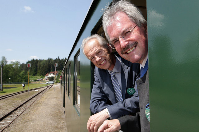 Mit der Nostalgiegarnitur geht es zum Frühschoppen nach Schönau, im Bild: NÖVOG Geschäftsführer Gerhard Stindl und Verkehrslandesrat Karl Wilfing. (© NÖVOG/Luger)