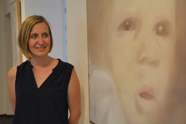 Die zweifache Mutter und Künstlerin Christa Dietl bei einem ihrer Werke – zu sehen in der Galerie der Sparkasse Amstetten.