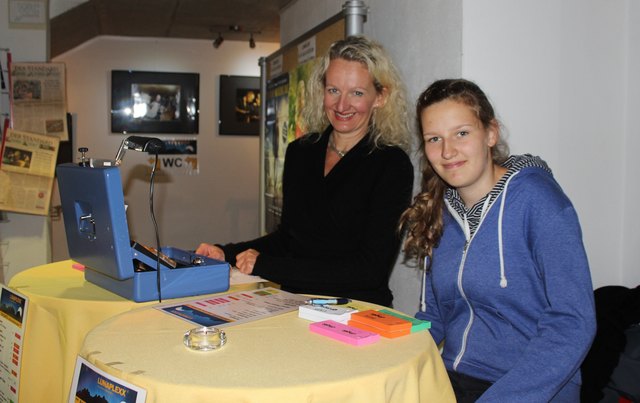 Edith und Leni an der Bonkasse. Am Freitag tauscht Edith die Rolle und wird auf der Lunaplexx-Bühne für stimmungsvolle Musik sorgen.
