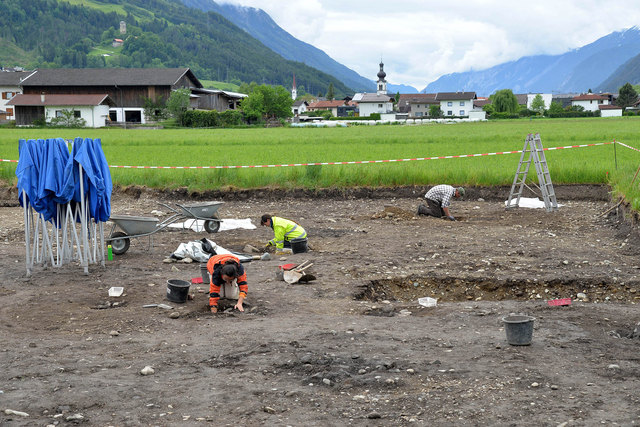 Archäologen bei der Arbeit im Oberhofer „Krautfeld“. | Foto: Dietrich