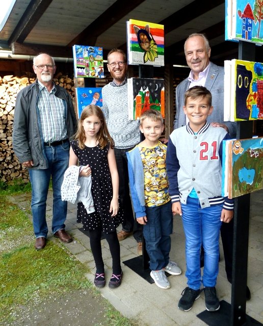 Gemeinderat Mirko Oraže, Vizebürgermeister Michael Graschitz und Bürgermeister Franz Richau (vlnr) mit drei jungen Kreativen bei der Vernissage | Foto: KK Veranstalter