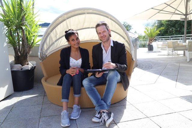 Voneinander lernen. WOCHE-Chefredakteur Gerd Leitner mit Teresa Weixelbraun auf der Terrasse des Seepark Hotels